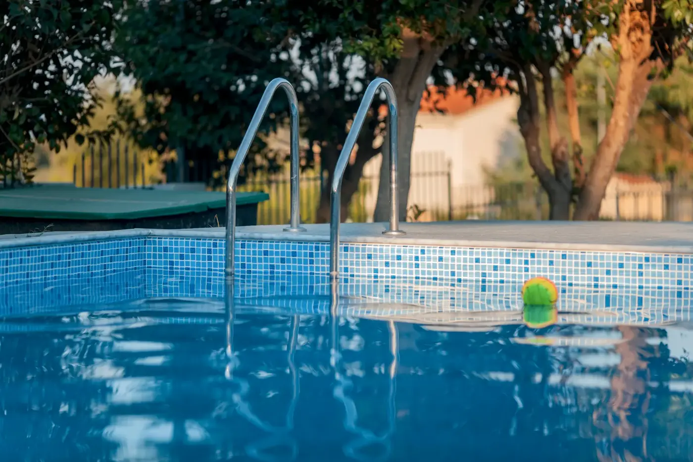 Pool filter cleaning Ontario sand vs cartridge vs DE filter maintenance guide