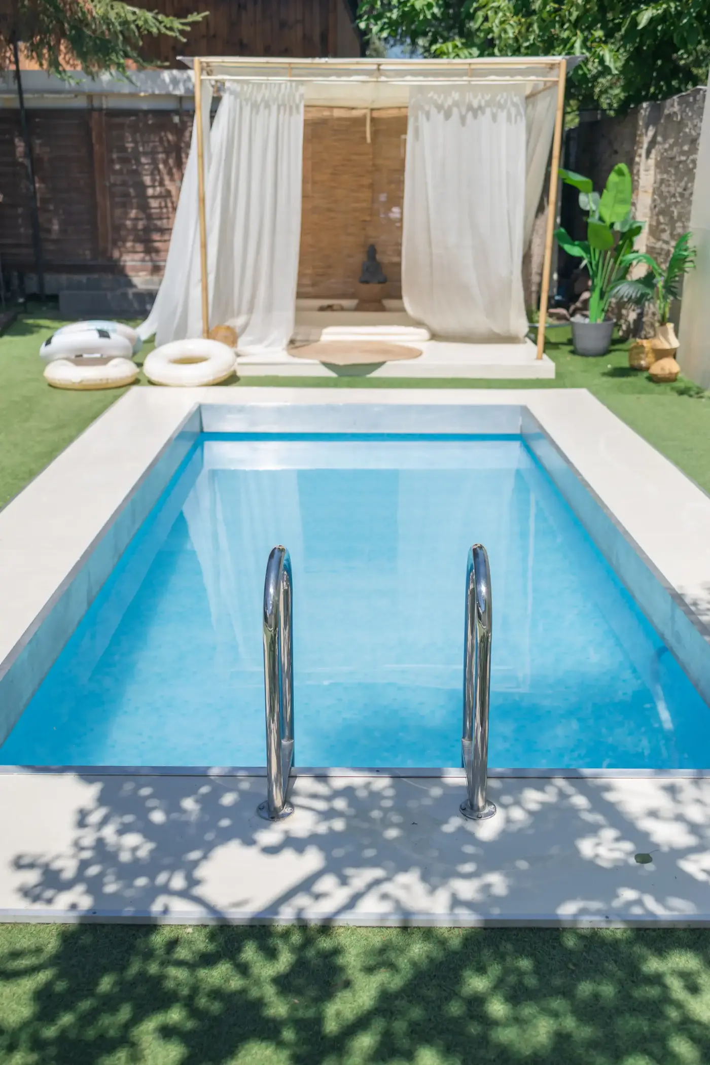 Well maintained backyard swimming pool in Toronto GTA with healthy circulation from a correctly sized pool pump